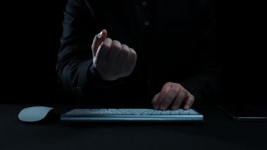 Çevrimiçi güvenliğin önemini vurgulayan soyut kilit grafikleri, veri koruma sembolleri ve yüksek teknoloji arayüzü unsurlarının yer aldığı yenilikçi dijital güvenlik kavramı. Dörtgen