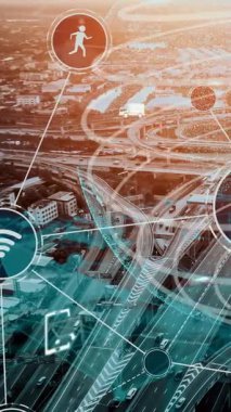 Yeni şehir yolunda gelecek araba trafiği için akıllı ulaşım teknolojisi kavramı. Sanal akıllı sistem, şehir sokaklarındaki araç verilerini birbirine bağlamak için dijital bilgi analizi yapıyor .