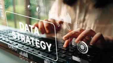 Eller klavyeye, modern çalışma ortamında veri stratejisi görselleri ve dijital örtülerle yazı yazıyor. Asemptotik akıllı veri analitiği.