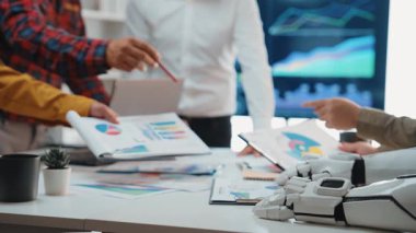 İş adamlarının analitik ve karar verme mekanizmasını optimize etmek için akıllı teknolojileri kullandıkları yapay zeka destekli işbirliği. Noogenesis Yapay Zeka