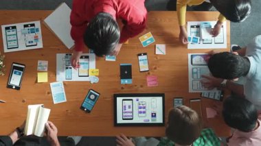 Akıllı yazılım geliştiricisinin yazılım geliştirme planlama üst görünümü. Cep telefonu arayüzü ya da dijital yaratıcı tasarım için Ux UI tasarımı ve beyin fırtınası yapan yetenekli bir programcı takımı. Cemaat.