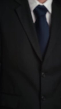 İşadamı, ticari kar artışının gelecekteki hedefe arttığını gösteren imalı bir tablo çizdi. Şirket işlerinin yükselmesi için mükemmel bir mali durum. Finans ve para teknolojisi .