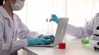 Laboratuvar araştırmacısı yeni bir ilaç geliştirir ya da tedavi eder. Laboratuvar tüpünde renkli kimyasal sıvı kullanır. Bilimsel veya kimya uzmanlığı ve laboratuvar ekipmanları ile sağlık hizmetlerinin teknolojik gelişimi. Katı.