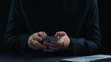 ERP platformu, kurumsal kaynak planlaması, entegrasyon, veri akışı, iş verimliliği, finans, envanter ve insan kaynaklarının iyileştirilmesi için merkezi sistemi göstermektedir. Elide