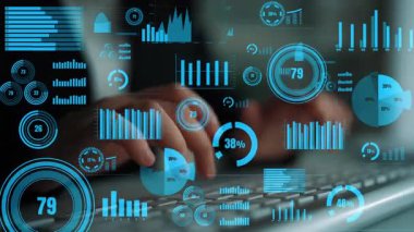 Canlı dijital görseller ve grafiklerle çevrili bir klavyeye yazı yazan ellerin yakın çekim görüntüsü. Bu görüntü veri analizlerinin ve teknolojik gelişimin özünü temsil ediyor. Xenic