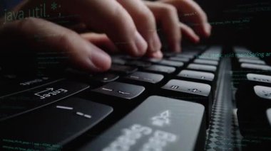 Yakın plan fotoğraf gösteren elleri aktif olarak bir klavyeye kod ve programlama sözdizimiyle yazarak teknolojik yeniliği ve dijital yaratıcılığı sembolize ediyor. Xenic