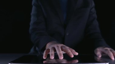 Bir işadamı, büyüyen bir ok içeren dijital bir grafiği, modern bir çalışma alanındaki mali başarı ve yatırım stratejisini simgeleyen bir dizüstü bilgisayar kullanarak manipüle ediyor. Dörtgen