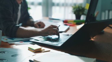 Akıllı iş adamının eli renk paletlerini seçerken toplantı masasında notlarla oturuyor. İç tasarım için hava görünümü ve renk paletleri kullanarak renk teması seçin. Sempozyum.