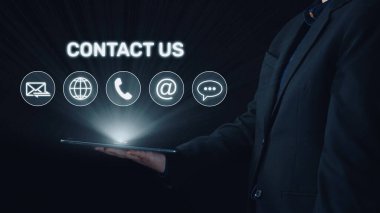 E- posta, web, telefon ve mesaj simgelerini gösteren UI konsepti. İletişim ve destek simgeleri iş iletişimini düzene sokmaya ve müşteri iletişim deneyimini geliştirmeye yardımcı olur. Elide