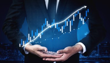 Takım elbiseli bir işadamı, iş ve finans sektörlerindeki büyüme ve başarıyı simgeleyen dijital arayüzde yükselen bir grafik sergiliyor. Etki