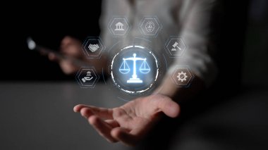 Adalet ölçeğini gösteren fütürist dijital hukuk arayüzü, dijital hukukun altını çizen, AI uyumu, dijital hukuk sistemleri ve güvenli yönetim için dijital hukuk düzenlemeleri. Eğri