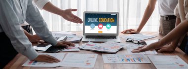 İnternet ağında öğrencilerin çalışabilmesi için canlı yazılımlı e-öğrenme sitesi