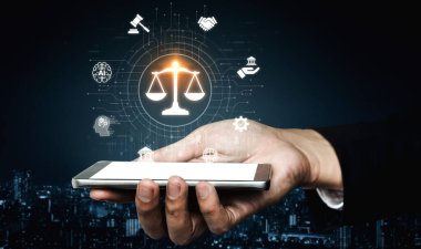 Adalet ölçeğini gösteren fütürist dijital hukuk arayüzü, dijital hukukun altını çizen, AI uyumu, dijital hukuk sistemleri ve güvenli yönetim için dijital hukuk düzenlemeleri. Eğri