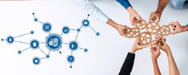 KPI ölçümleri ve birbirine bağlı dişlilere odaklanan, verimli bir strateji ve ticari başarı işbirliğini sembolize eden, kurumsal bir ortamda takım çalışması gösteren dinamik bir sahne. Dostluk