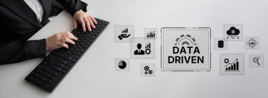 Veri güdümlü karar verme işi analitik, veri toplama ve yapay zeka sistemleri yoluyla güçlendirir. Veri güdümlü araçlar veri işleme ve veri görselleştirmesini veri platformları boyunca destekler. Eğri