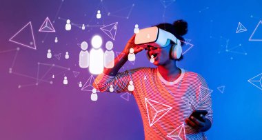 Sanal gerçeklik kulaklığı takmış, soyut grafiklerle vurgulanmış, bağlantı ve modern ağı temsil eden bir dijital dünyaya dalmış bir kişi. XDMCP