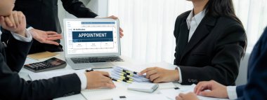 İnternet sitesinde canlı eleştiriler için çevrimiçi aplikasyon rezervasyon takvimi