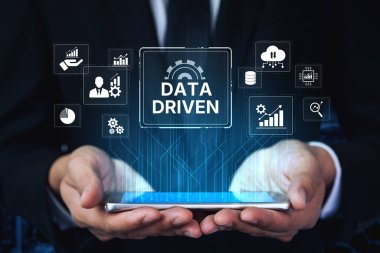 Veri güdümlü karar verme işi analitik, veri toplama ve yapay zeka sistemleri yoluyla güçlendirir. Veri güdümlü araçlar veri işleme ve veri görselleştirmesini veri platformları boyunca destekler. Eğri