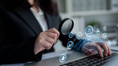 Veri güdümlü karar verme işi analitik, veri toplama ve yapay zeka sistemleri yoluyla güçlendirir. Veri güdümlü araçlar veri işleme ve veri görselleştirmesini veri platformları boyunca destekler. Eğri