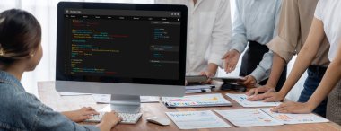 Uygulama ve program kodlaması için bilgisayar ekranında yazılım geliştirme programlama