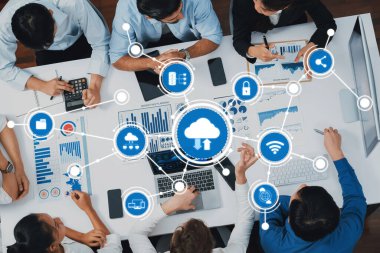 Üst düzey analist ekibi toplantı odasındaki mali verileri analiz etmek için BI Fintech 'i kullanıyor. İş anlayışı ve stratejik pazarlama planlaması için kağıt üzerinde analitik BI gösterge paneli. İhtiyatlı Dostluk