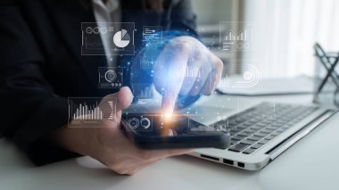 Gerçek zamanlı küresel veri analizleri, karar verme, iş analizleri ve dijital dönüşüm Latch için birbiriyle bağlantılı sistemlerden gelen görüşleri görselleştiren gösterge paneli