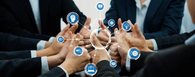 Etkili iş çözümleri için yenilik, strateji ve teknolojiyi temsil eden dijital simgelerle çevrili, işbirlikçi takım çalışması yapan çeşitli bir profesyonel grup. Dostluk