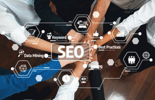 Разнообразная группа профессионалов сотрудничает с объединенными руками, иллюстрируя командную работу в разработке SEO стратегий. Графика содержит иконки, представляющие концепции цифрового маркетинга. Ах!