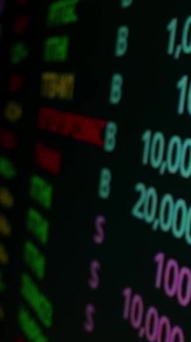 Makro çekim hareketi üzerine borsa kurulu LED ekranı borsa ve finansal verileri gösteriyor. Dinamik borsa endeksi değer artışı ve eğilim yatırımı için düşüş.
