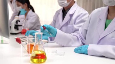 Bilimsel uzmanlığa, laboratuvar ekipmanlarına ve yenilikçi tıbbi biyoteknoloji yazılımına sahip laboratuvar sağlık araştırma ekibi yeni ilaçlar araştırıyor, tedavi geliştiriyor. Ağır çekim. Katı.