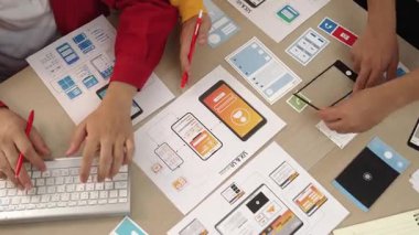 Mobil uygulama ya da web sitesi için kullanıcı arayüzü prototipi planlayan şirket çalışanlarının en iyi görünüm videosu. UX UI tasarımcı beyin fırtınası kullanıcı dostu arayüz planı. Sinerjik
