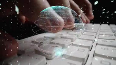 Modern teknolojide küresel bağlantı ve veri alışverişi kavramını gösteren dijital küre kaplamalı bir klavyeye yazı yazan bir kişinin yakın çekimi. Xenic