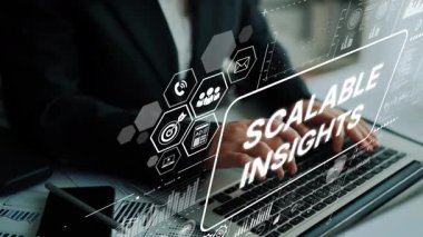 Dijital arayüz ve ölçeklenebilir stratejiler için analitik araçlarla veri içgörülerini analiz eden bir iş adamı. Asemptotik akıllı veri analitiği.