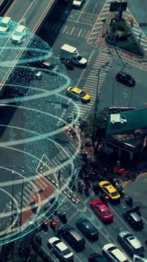 Geleceğin trafik kontrolü için akıllı ulaşım teknolojisi değiştirme konsepti. Sanal akıllı sistem sürücü için şehir caddesindeki araç verilerini bağlamak için sürüş bilgisi analizi yapıyor .