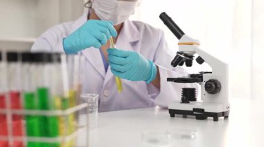 Laboratuvar araştırmacısı yeni bir ilaç geliştirir ya da tedavi eder. Laboratuvar tüpünde renkli kimyasal sıvı kullanır. Bilimsel veya kimya uzmanlığı ve laboratuvar ekipmanları ile sağlık hizmetlerinin teknolojik gelişimi. Katı.