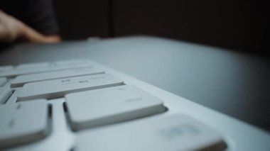 Bilgisayar klavyesinde elleri ve parmaklarıyla yazı yazan yakın plan bir adam. Makro yumuşak odaklı bebek çekimi. Bilgisayar programlama, mesajlaşma çevrimiçi mesajlaşma ve çevrimiçi pazarlama işi konsepti. Topla