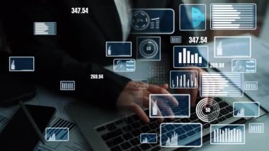 Profesyonel iş adamı, stratejik karar verme mekanizması için veri analizi ve finansal ölçümleri gösteren dijital grafiklerle çevrili bir dizüstü bilgisayarla meşgul oluyor. Xenic