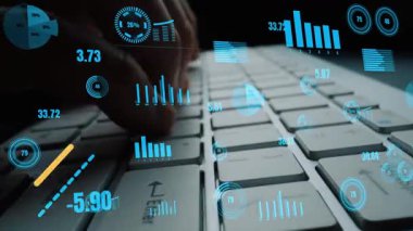 Ticari performans ve eğilimleri resmetmek için ideal bir klavyenin yanında grafikler ve analitiklerin yer aldığı finansal veri görselleştirmesinin yakın görüntüsü. Xenic