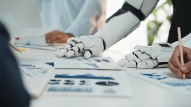 AI güdümlü analitikler, işbirlikçi iş oturumlarında berraklık sağlayarak, danışmanların pazarlama planlarını etkili bir şekilde optimize etmelerine olanak sağlıyor. Noogenesis Yapay Zeka