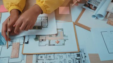 Renkli araçlarla kağıt üzerinde mimari düzenler çizen ve planlayan yaratıcı bir çalışma alanı, yenilikçi tasarım süreçlerinin özünü yakalıyor. SACTR