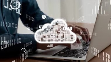 İş adamı bulut sunucusundaki takım veri paylaşımı ve bilgisayar dosyalarına erişmek için bulut hesaplama ağına bağlanmak için yetenekli dizüstü bilgisayar kullanır