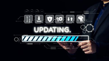 Bir kullanıcı karanlık bir atmosferde tabletle etkileşime girerken, dijital yükleme ilerleme çubuğu teknoloji dünyasında devam eden bir güncelleme sürecini işaret ediyor. Dörtgen