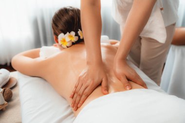 Kafkas çift müşterisi stres önleyici spa masajının keyfini çıkarıyor ve lüks otel veya oteldeki gündüz açık hava ortamında güzellik teniyle eğleniyor. Sessiz.