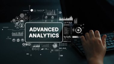 Karanlık Çevrede Veri Görselleştirme ve Klavyenin Üzerinde Elle Gelişmiş Analitik Kavram. Asemptotik akıllı veri analitiği.
