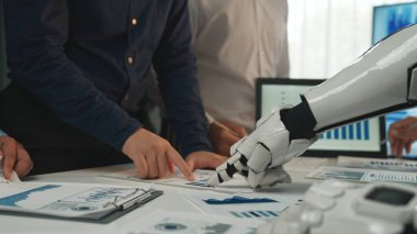Modern bir ofiste insan-robot işbirliğini gösteren dinamik bir sahne ayrıntılı raporlar, çizelgeler ve teknoloji entegrasyonuyla finansal analize odaklanıyor. Noogenesis