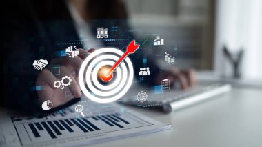 Hedef izleyici analizi, pazarlamayı bölümlendirme, akıllı profil çıkarma ve hedef kitlesinin geliştirilmesi ve kampanya verimliliği için kişiselleştirilmiş stratejiler ile geliştirir. Latch