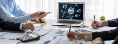 İş zekası ve veri analizi kavramı. Analizci ekibi laptop ekranında finansal veri analizi üzerinde çalışıyor. Etkili iş stratejik planlama için pazarlama göstergesi olarak. İçgörü