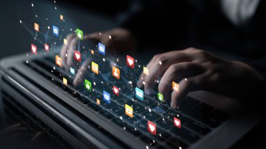 Sosyal medya etkileşimi dijital simgeler sosyal medya pazarlaması kavramını gösteriyor. Çevrimiçi ilişkiler, pazarlamayı etkileme ve modern bağlantı teknolojisi. Eğri