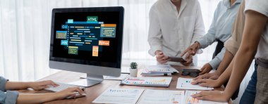 Yeni uygulama geliştirme için HTML, ve C Brisk gibi çeşitli programlama dillerinin kodlama ekranı ile yazılım geliştirme veya programlama çalışmaları