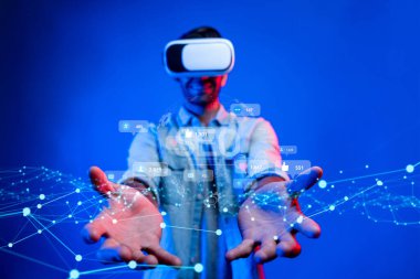 Büyüleyici bir sanal gerçeklik sahnesi, içerik stratejisi ve izleyici etkileşiminin geliştirilmesi için kullanıcının sosyal medya metrikleri ve katılım verileriyle etkileşimini gösteriyor. XDMCP